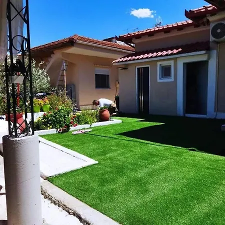 Anastelia - The Backyard Holiday home Olympiada